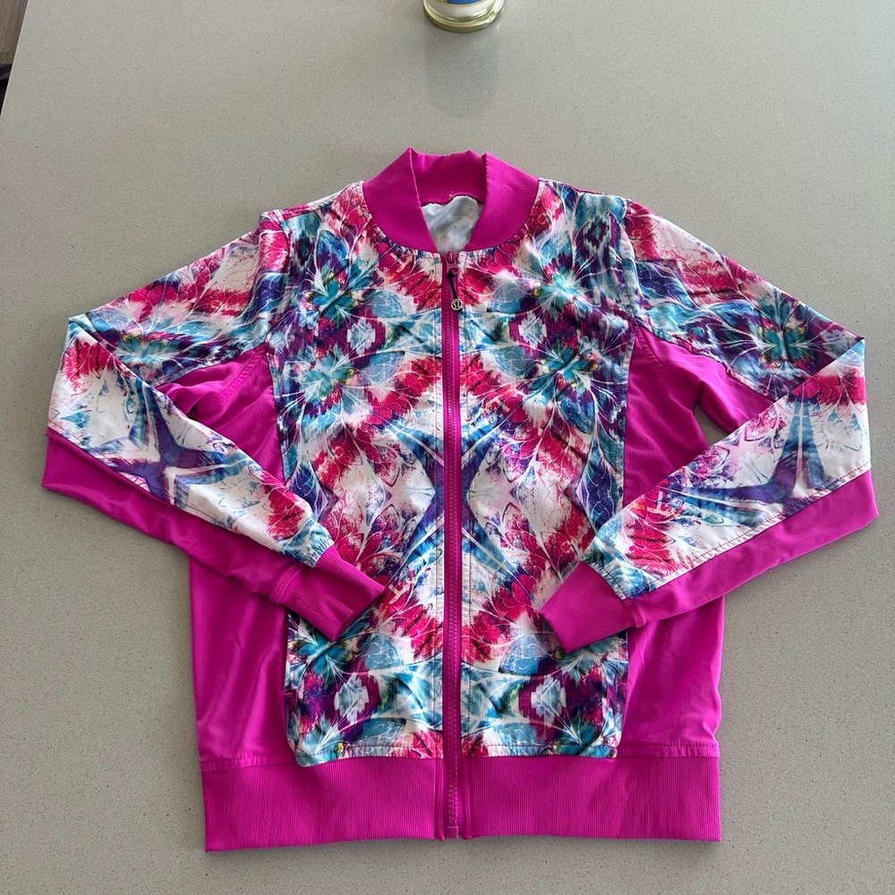 NWOT Lululemon Women’s Light Weight Zip Up Jacket In A Size Small